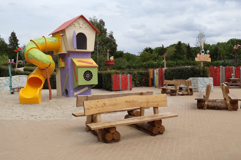 Boomstambanken voor Familie Resort & Avonturenpark De Tovertuin
