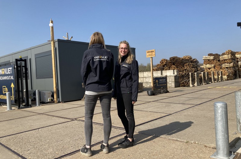 Even presenteren: onze nieuwe bedrijfskleding! Even presenteren: onze nieuwe bedrijfskleding!