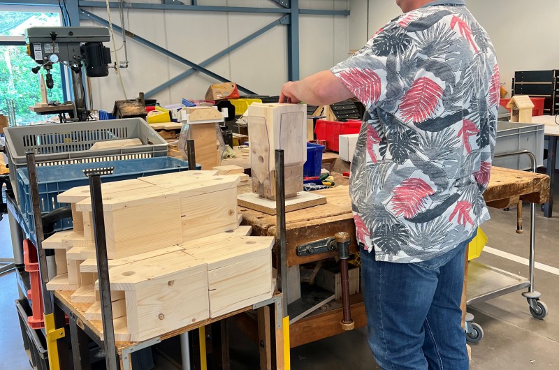 Houten vogelhuisjes gemaakt door cliënten van Bartimeus; een mooie samenwerking waar we trots op zijn