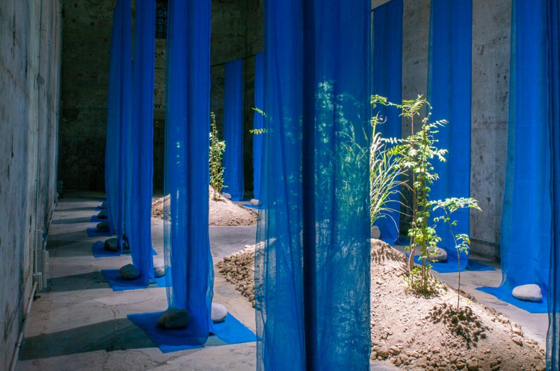 Kastanjehouten palen Van Vliet onderdeel architectuurexpositie Venetië Kastanjehouten palen Van Vliet onderdeel architectuurexpositie Venetië