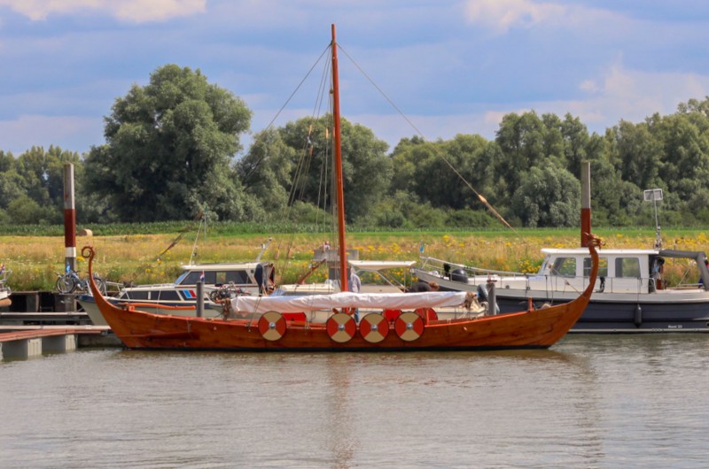 Vikingschip terug op de plek van toen Vikingschip terug op de plek van toen