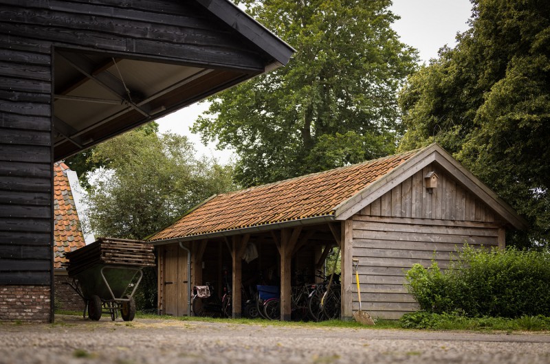 Duurzame erfafscheiding van kastanjehout voor Zorgboerderij De Hondspol Duurzame erfafscheiding van kastanjehout voor Zorgboerderij De Hondspol
