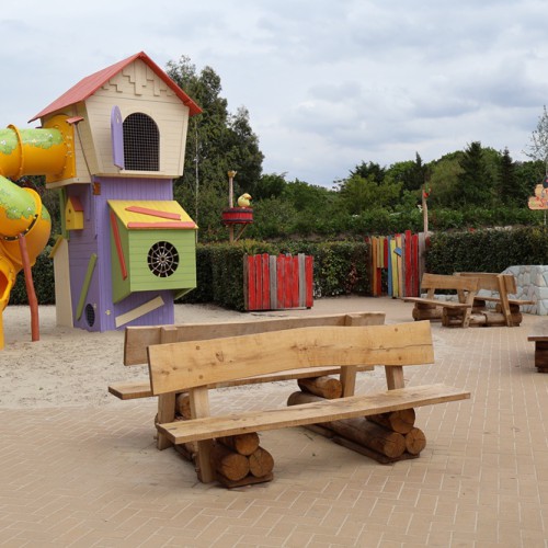 Boomstambanken voor Familie Resort & Avonturenpark De Tovertuin